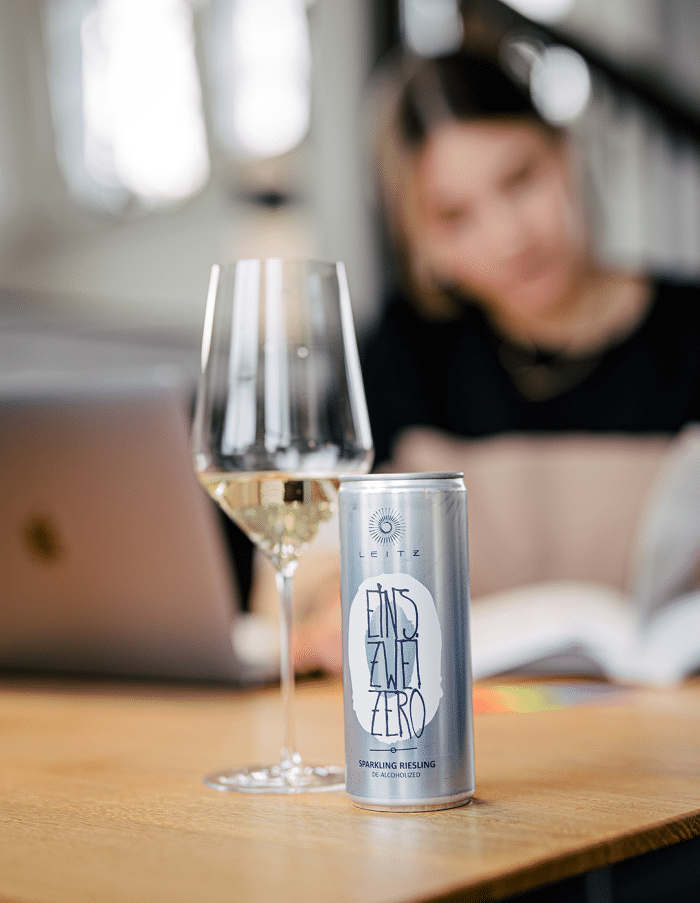 Leitz Eins-Zwei-Zero Riesling Sparkling (Blik) - Afbeelding 2